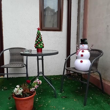 Aura'S West Accommodation Private Parking In Front Yard Bucureşti Ngoại thất bức ảnh