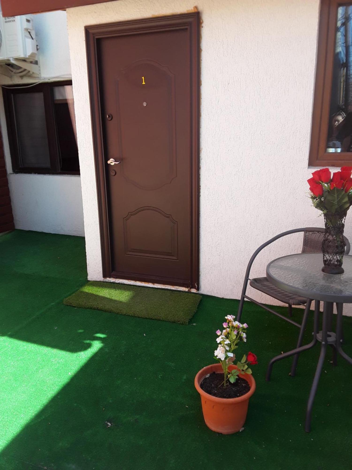 Aura'S West Accommodation Private Parking In Front Yard Bucureşti Ngoại thất bức ảnh