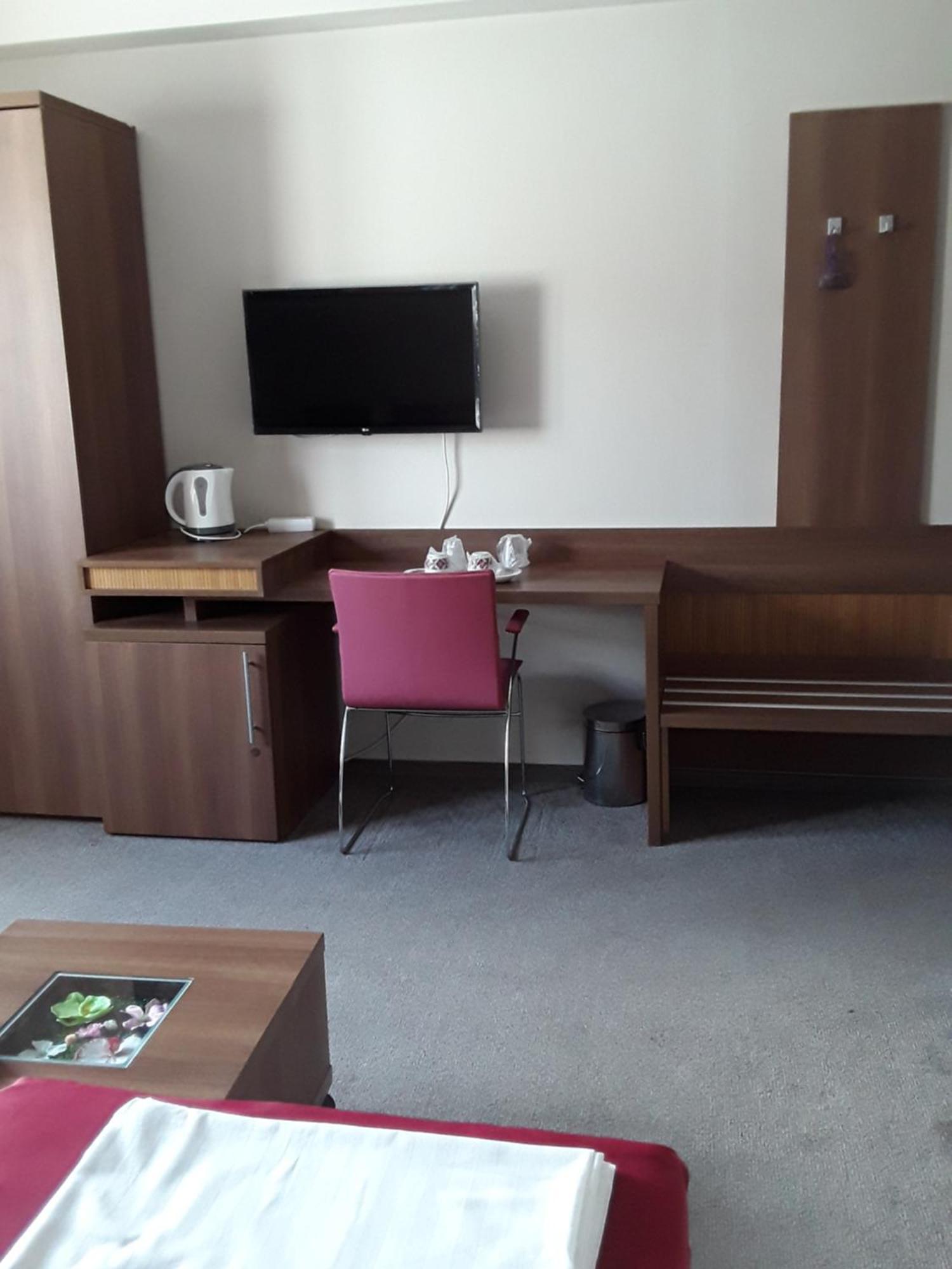 Aura'S West Accommodation Private Parking In Front Yard Bucureşti Ngoại thất bức ảnh