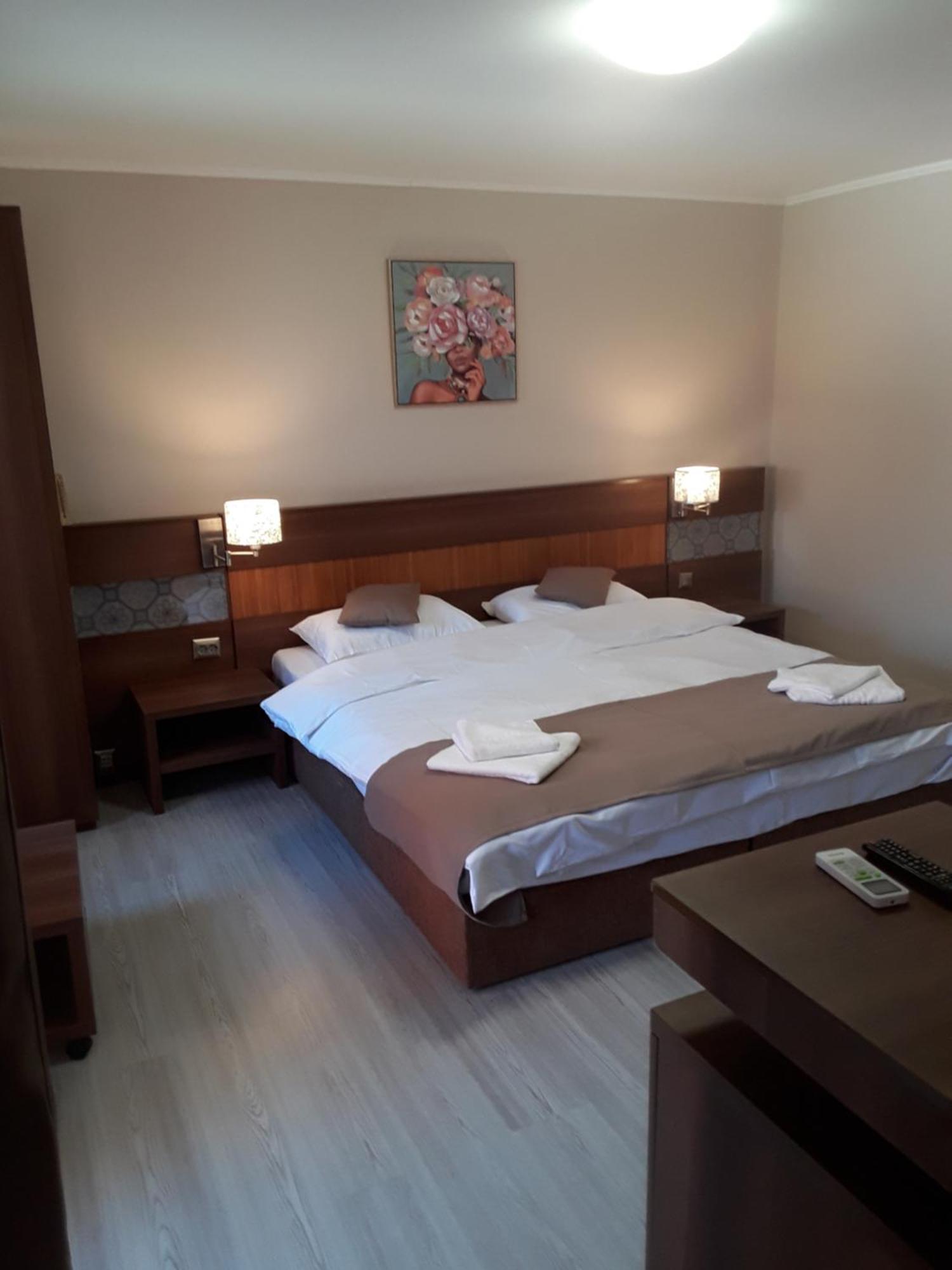Aura'S West Accommodation Private Parking In Front Yard Bucureşti Ngoại thất bức ảnh