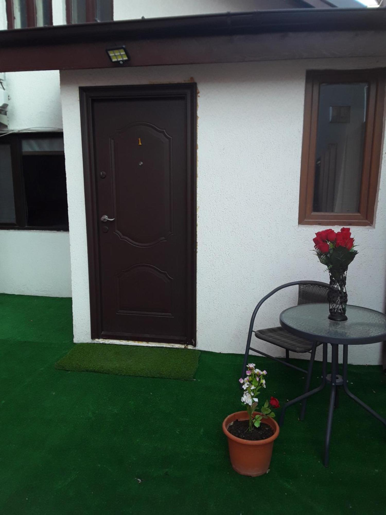 Aura'S West Accommodation Private Parking In Front Yard Bucureşti Ngoại thất bức ảnh