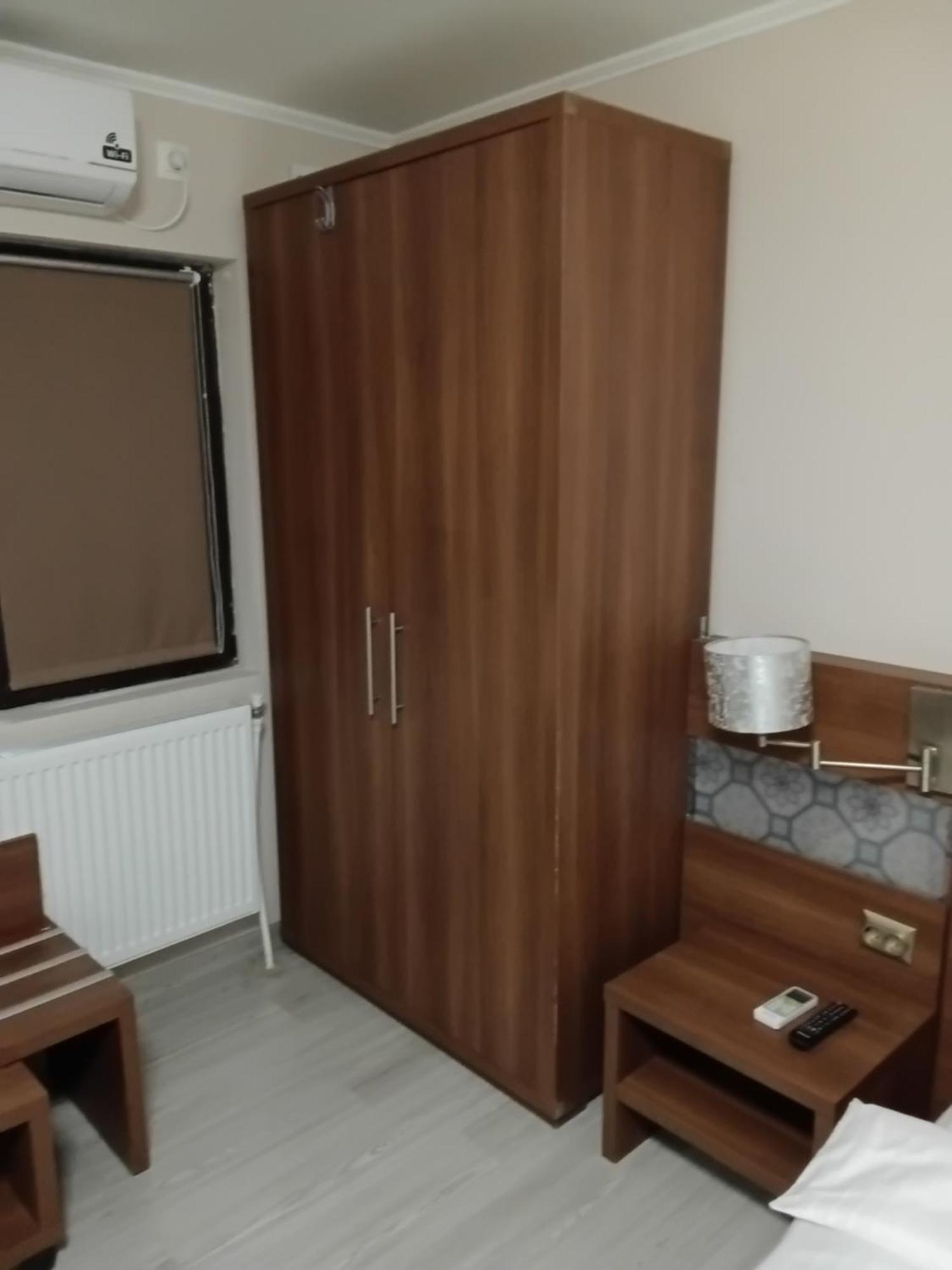 Aura'S West Accommodation Private Parking In Front Yard Bucureşti Ngoại thất bức ảnh